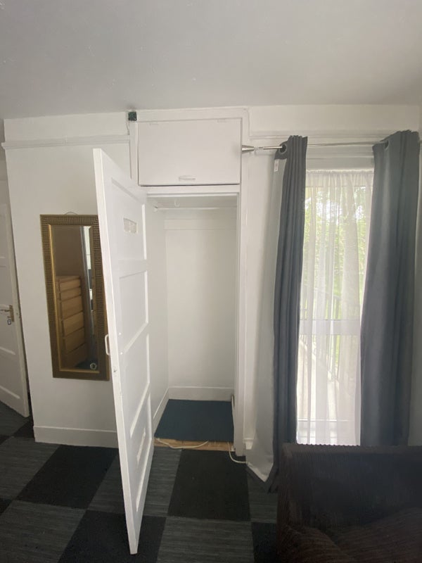 Room Effra Road in Greater London