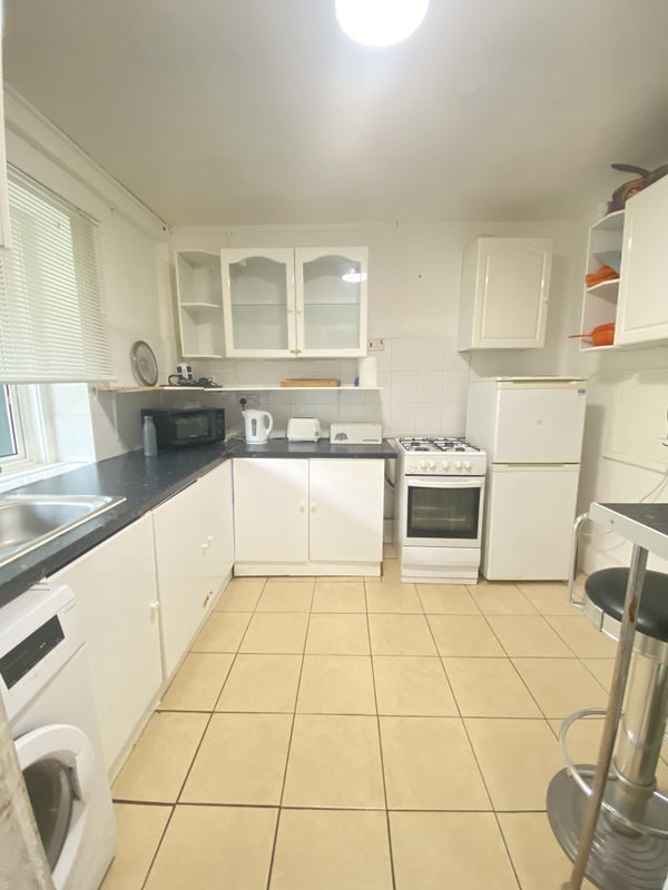 Room Effra Road in Greater London