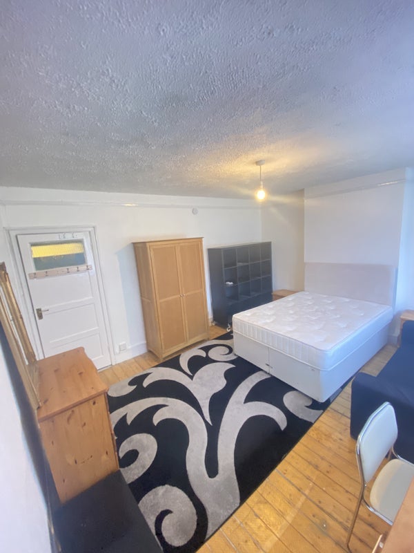 Room Effra Road in Greater London