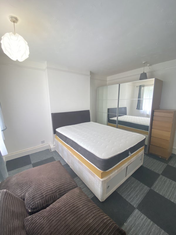Room Effra Road in Greater London