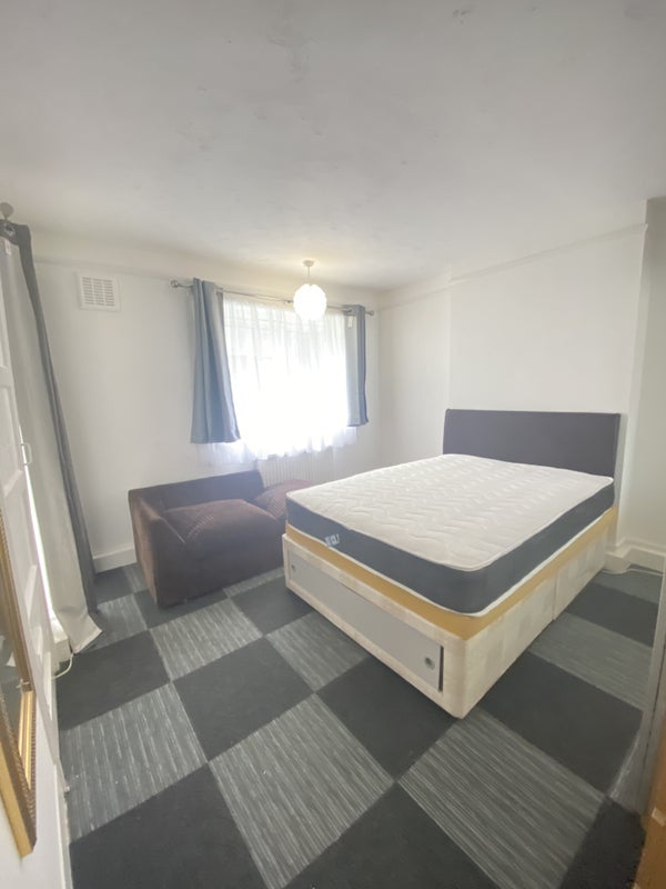 Room Effra Road in Greater London