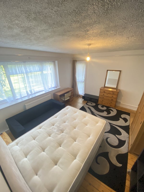 Room Effra Road in Greater London