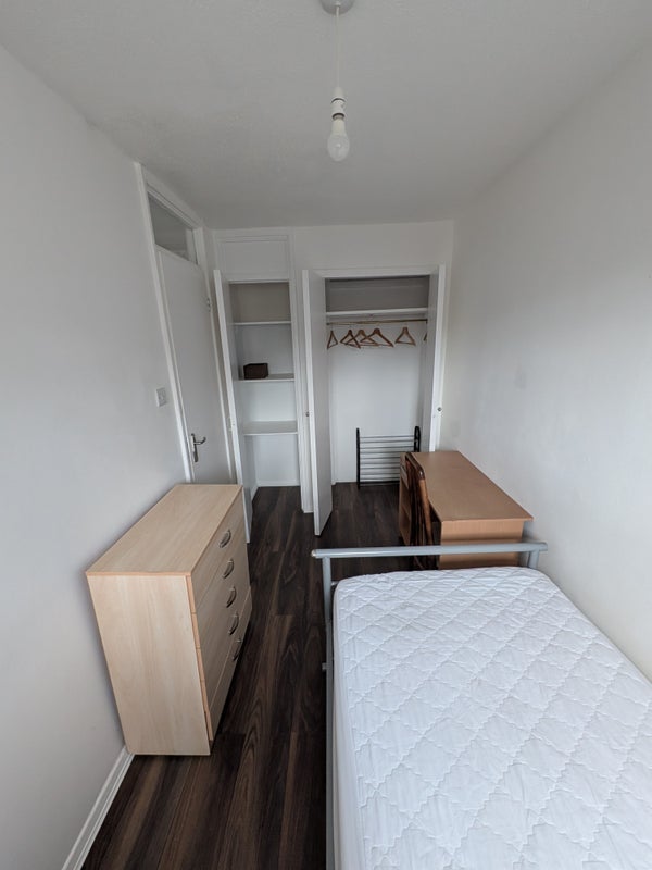 Room Hampton Street in Greater London