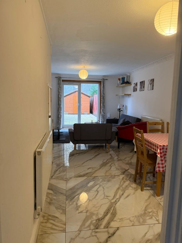 Room Hampton Street in Greater London