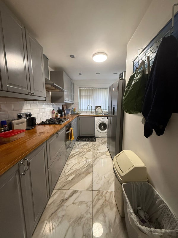 Room Hampton Street in Greater London
