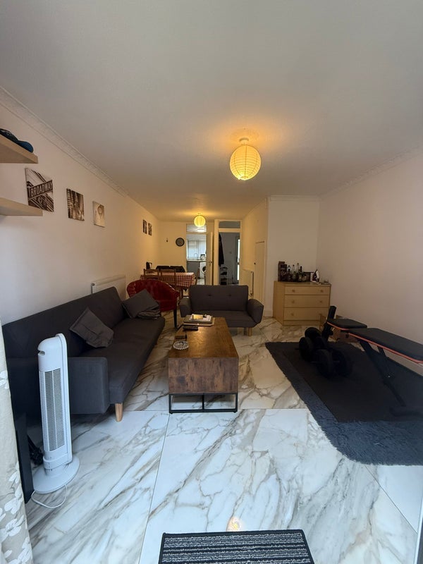 Room Hampton Street in Greater London