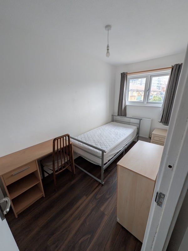 Room Hampton Street in Greater London