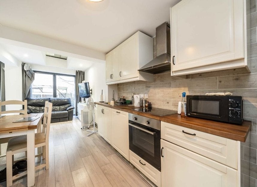 Flat Loveridge Road in Greater London