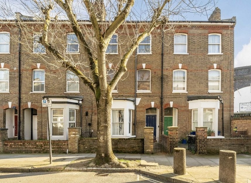 Flat Loveridge Road in Greater London