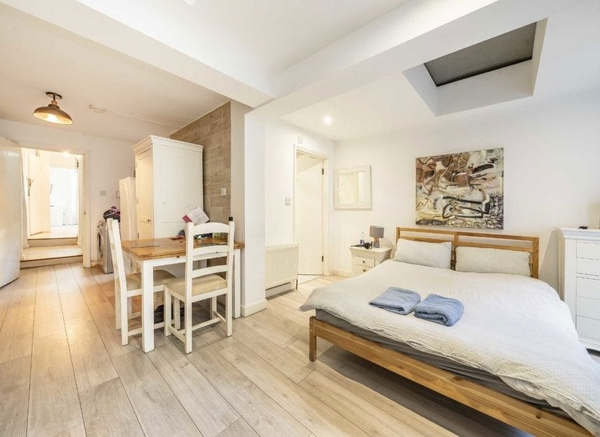 Flat Loveridge Road in Greater London