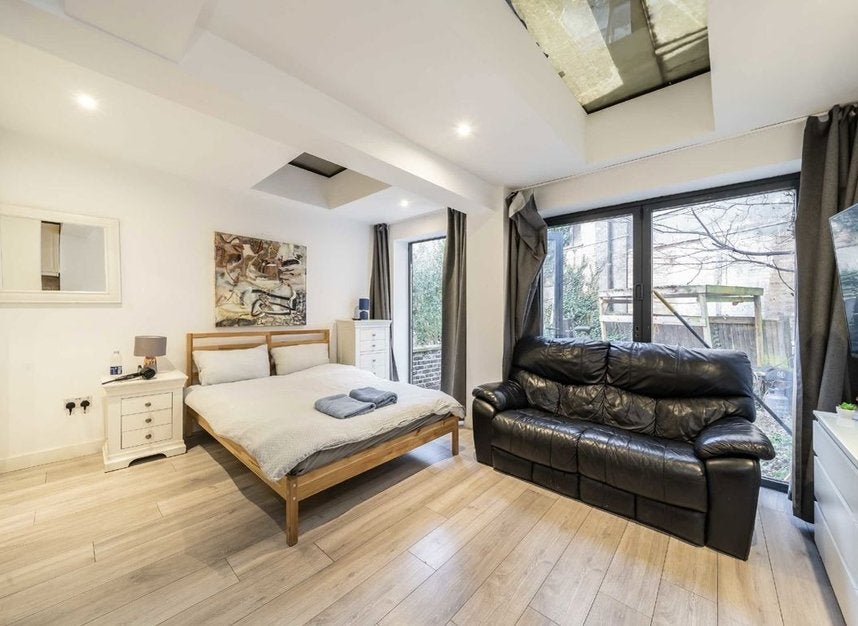 Flat Loveridge Road in Greater London
