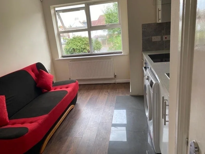 Flat Byron Road in Greater London