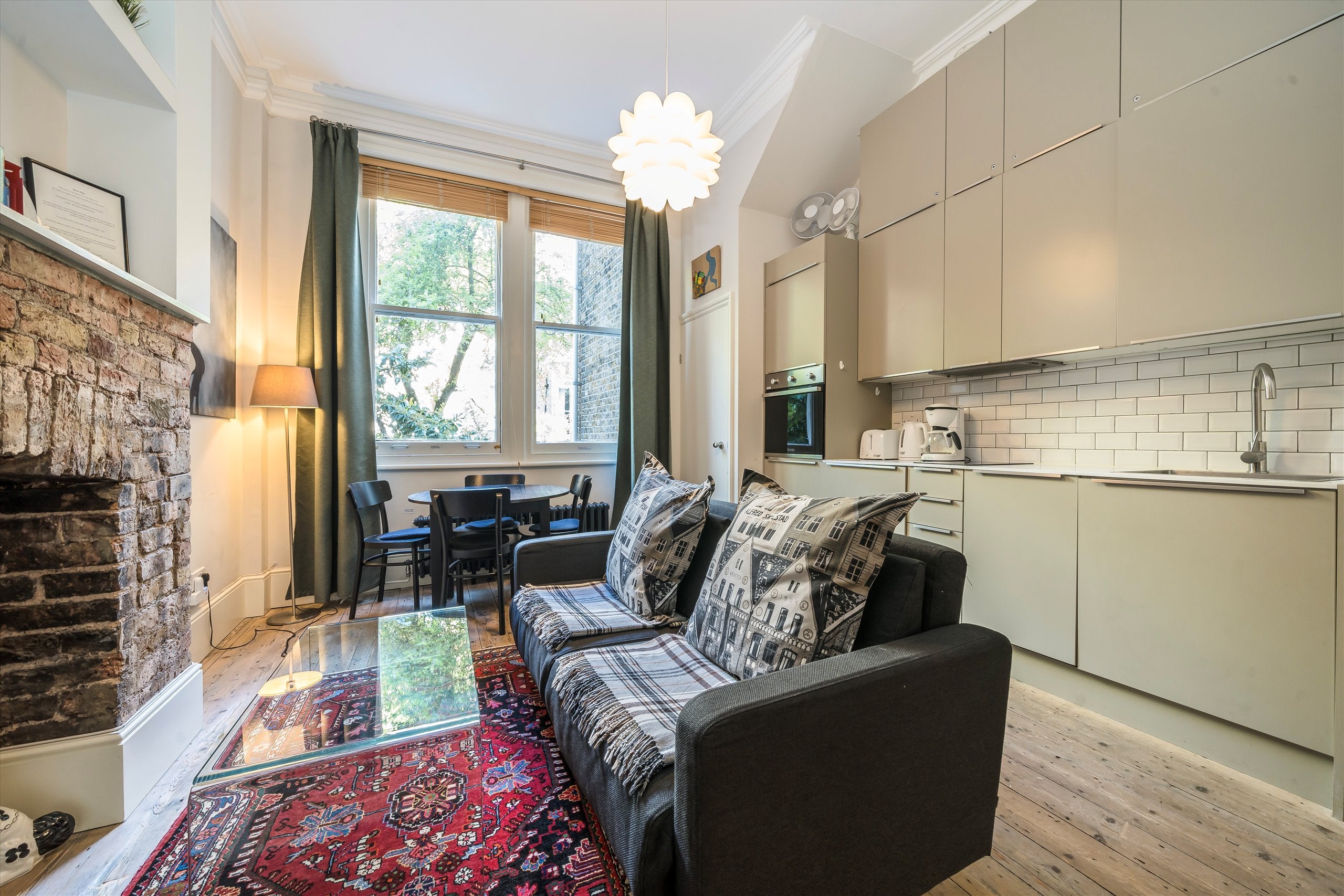 Flat Bolingbroke Road in Greater London