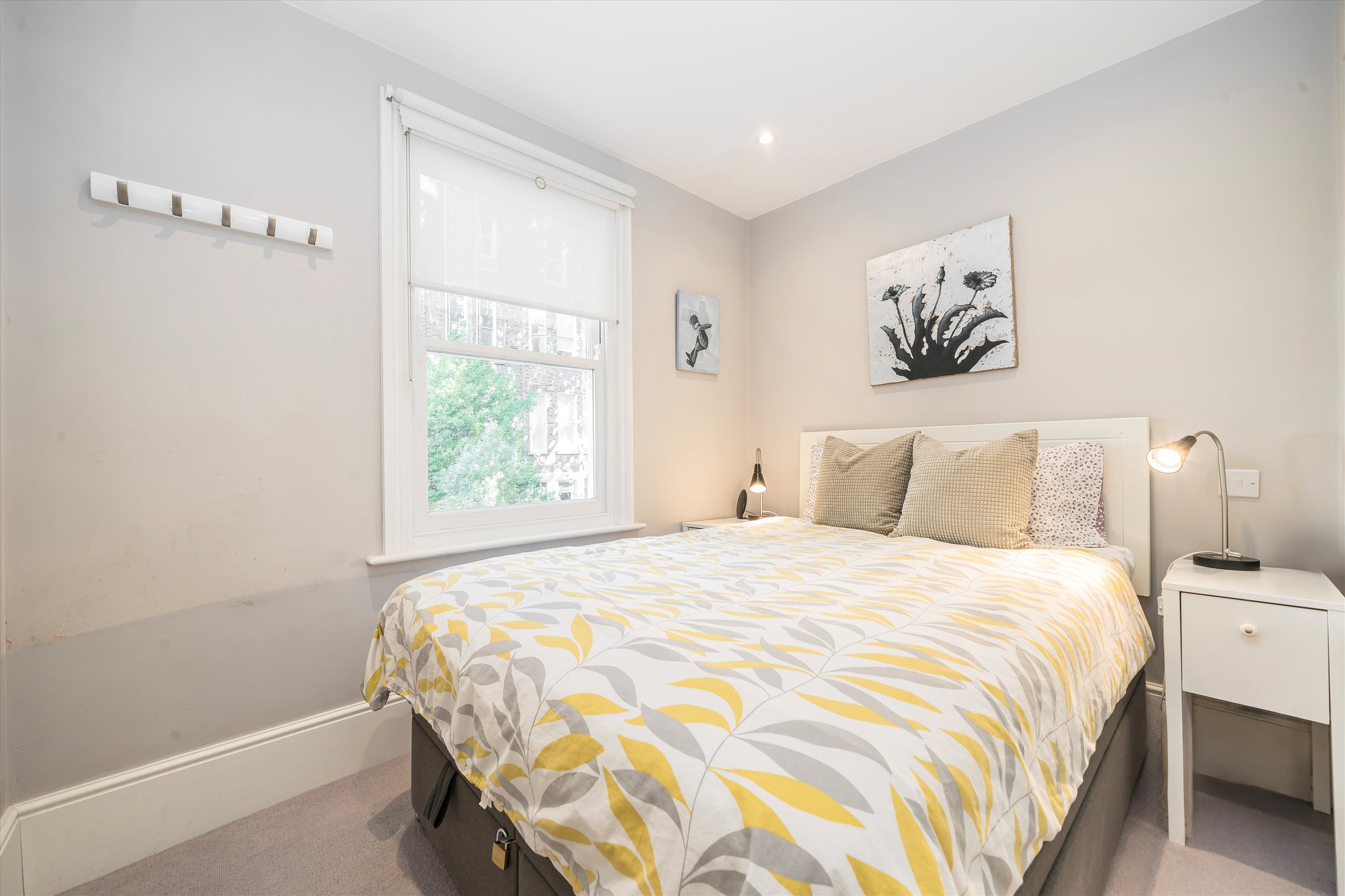 Flat Bolingbroke Road in Greater London