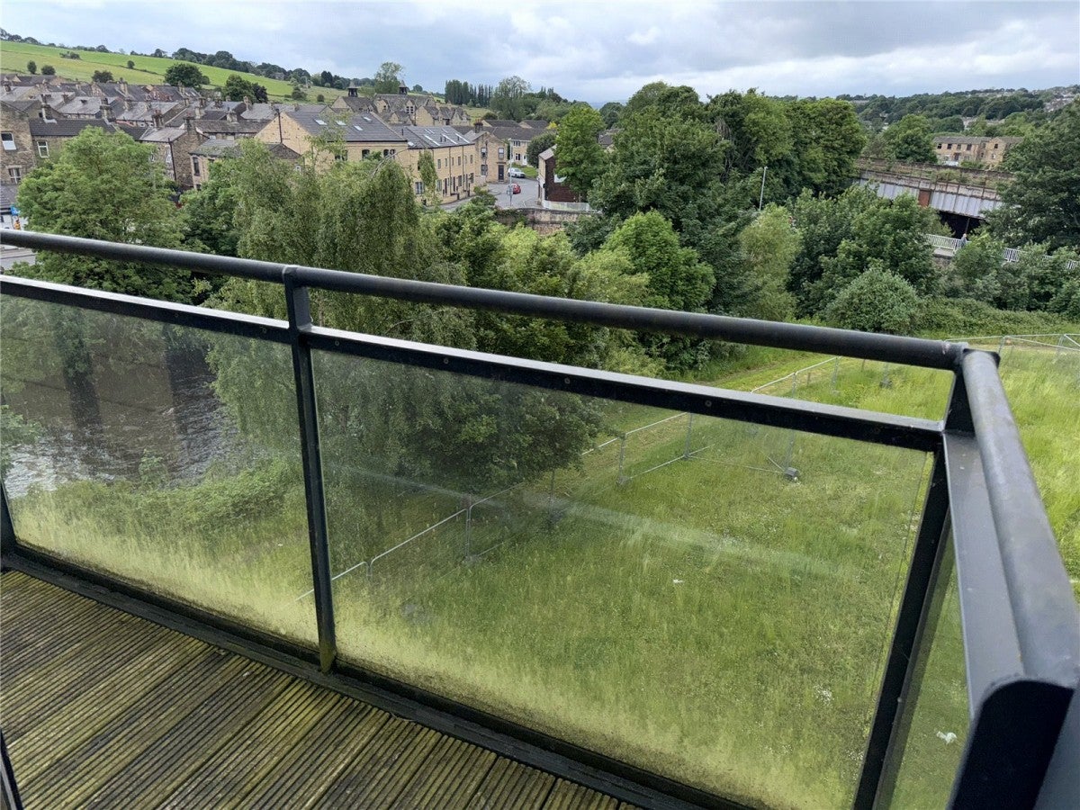 Flat Ledgard Wharf in Kirklees