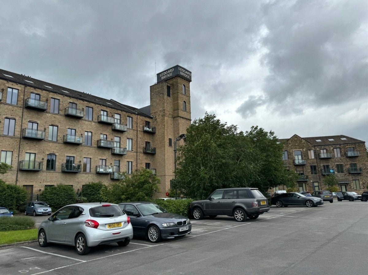 Flat Ledgard Wharf in Kirklees