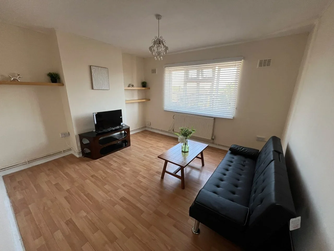 Flat Eastern Avenue West in Greater London