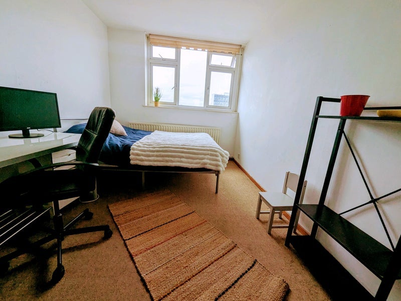 Room Hassett Road in Greater London