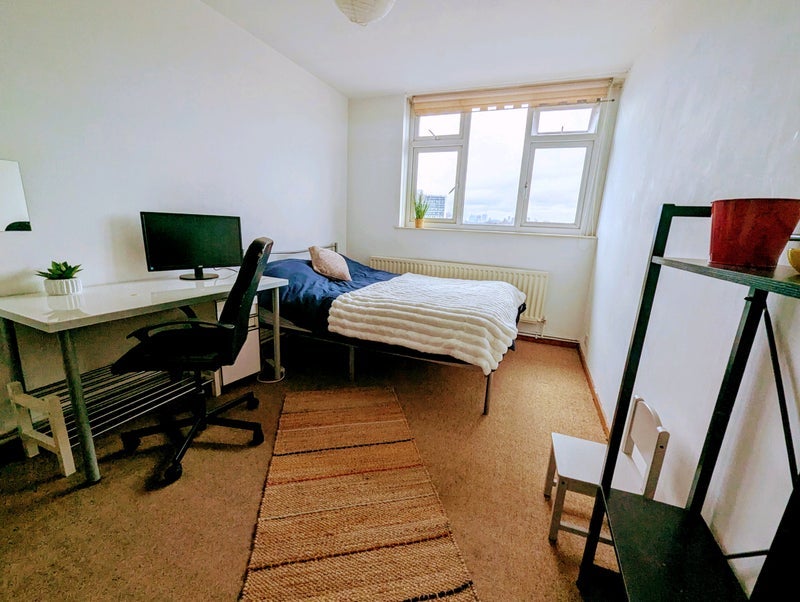 Room Hassett Road in Greater London