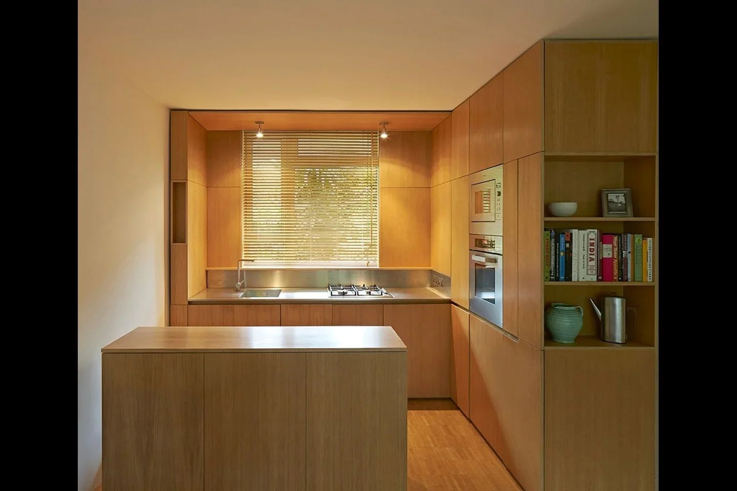 Flat Wynford Road in Greater London