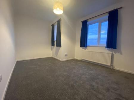 Flat Rochfords Gardens in Slough