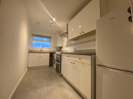 Flat Rochfords Gardens in Slough