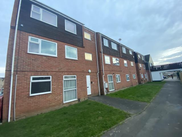 Flat Rochfords Gardens in Slough