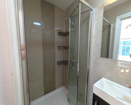 Flat Selborne Gardens in Greater London