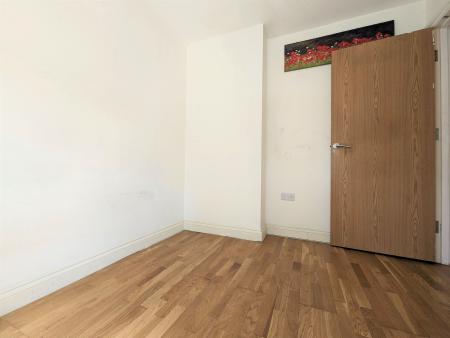 Flat Selborne Gardens in Greater London