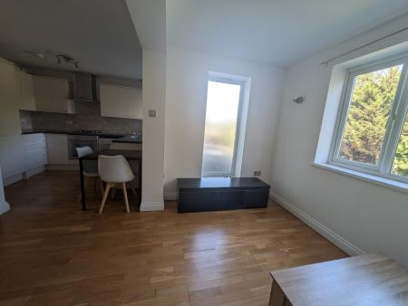 Flat Selborne Gardens in Greater London