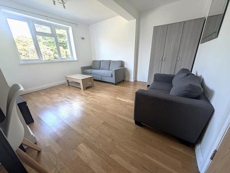 Flat Selborne Gardens in Greater London