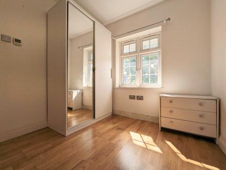 Flat Selborne Gardens in Greater London