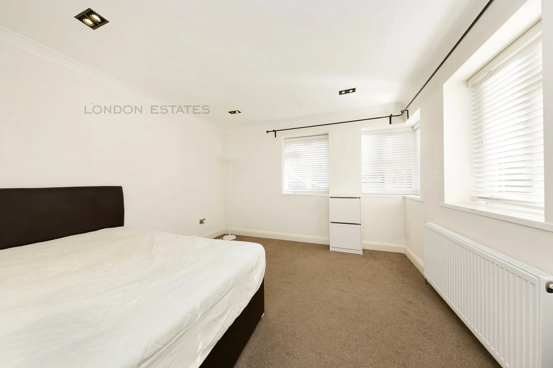 Flat Eaton Rise in Greater London