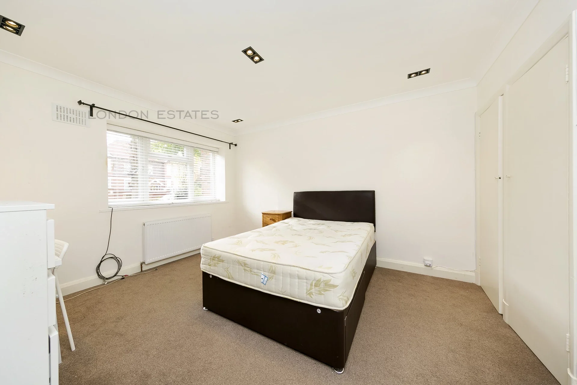 Flat Eaton Rise in Greater London