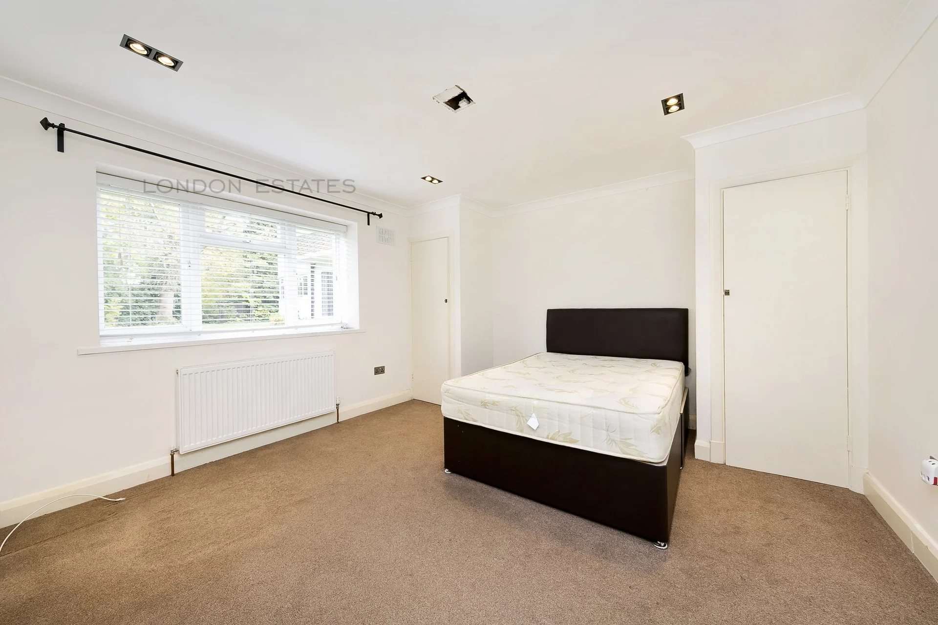 Flat Eaton Rise in Greater London