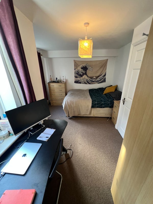 Room Bedford Road in Greater London