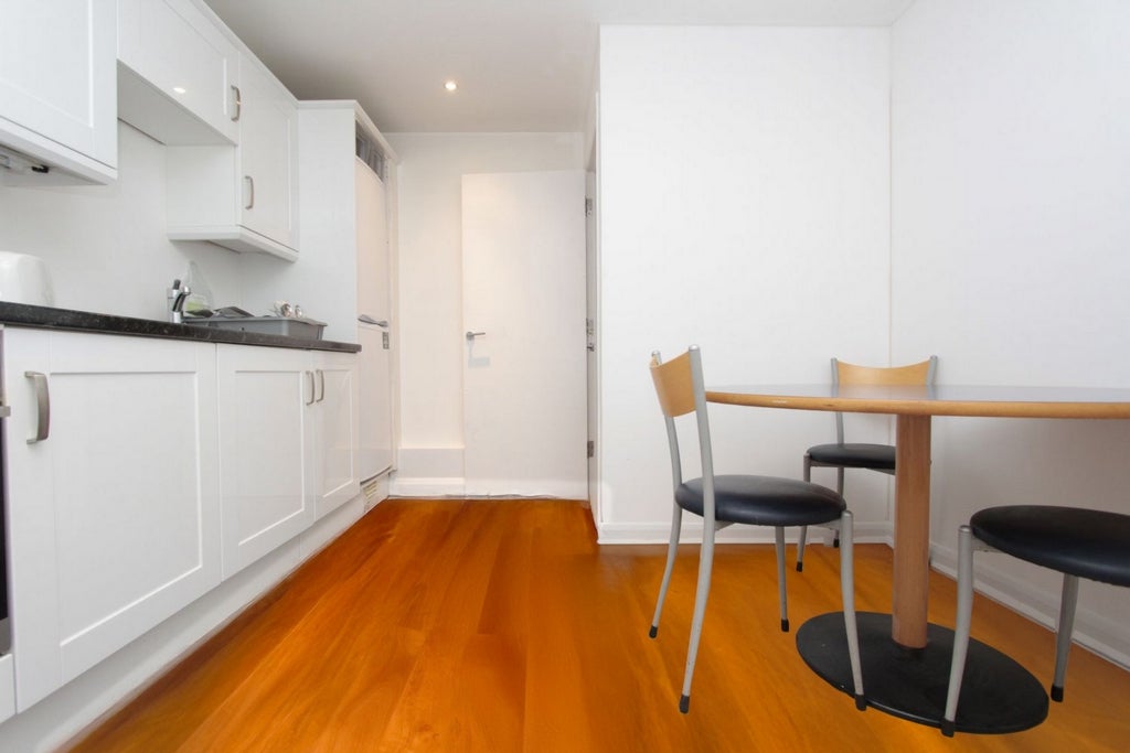 Room Globe Road in Greater London