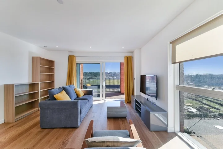 Flat Lismore Boulevard in Greater London