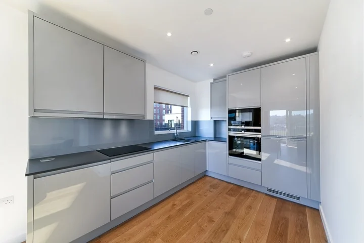 Flat Lismore Boulevard in Greater London