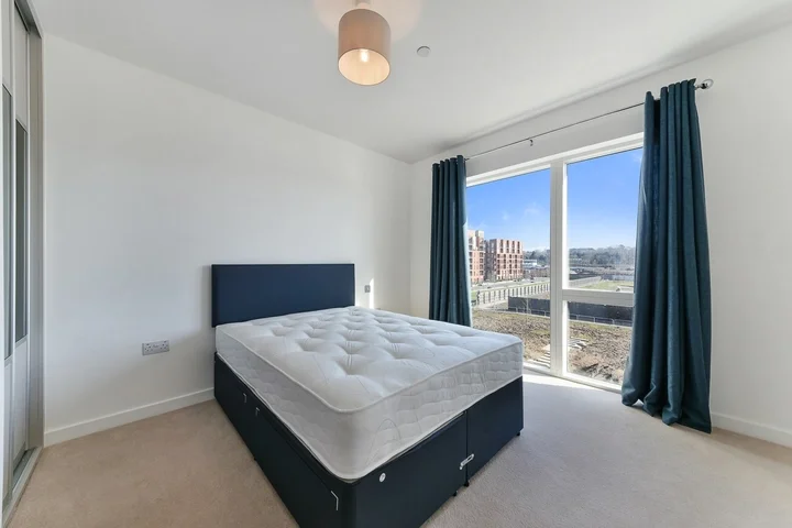 Flat Lismore Boulevard in Greater London