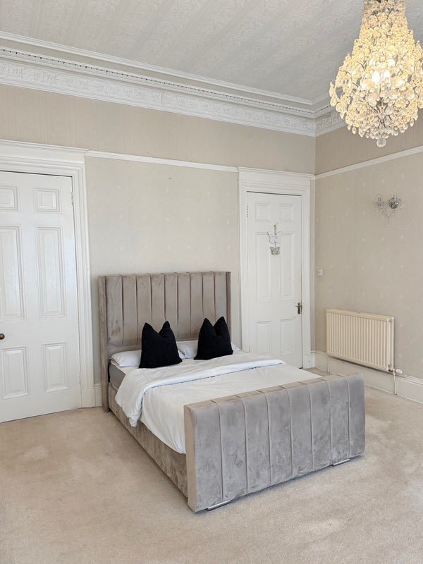 Room Keir Street in Glasgow