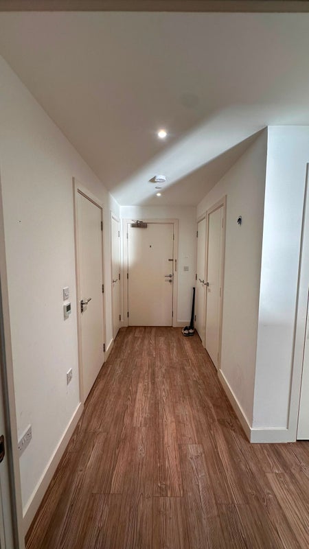 Flat Telegraph Avenue in Greater London