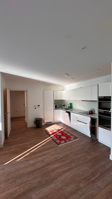 Flat Telegraph Avenue in Greater London