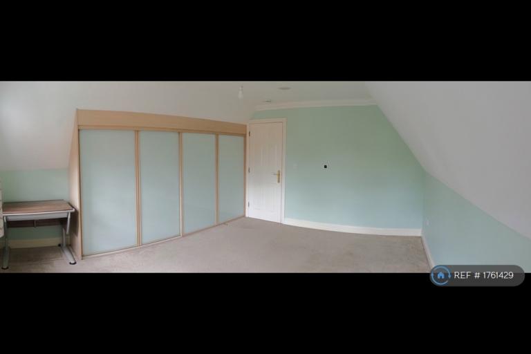 Room Rhapsody Crescent in Brentwood
