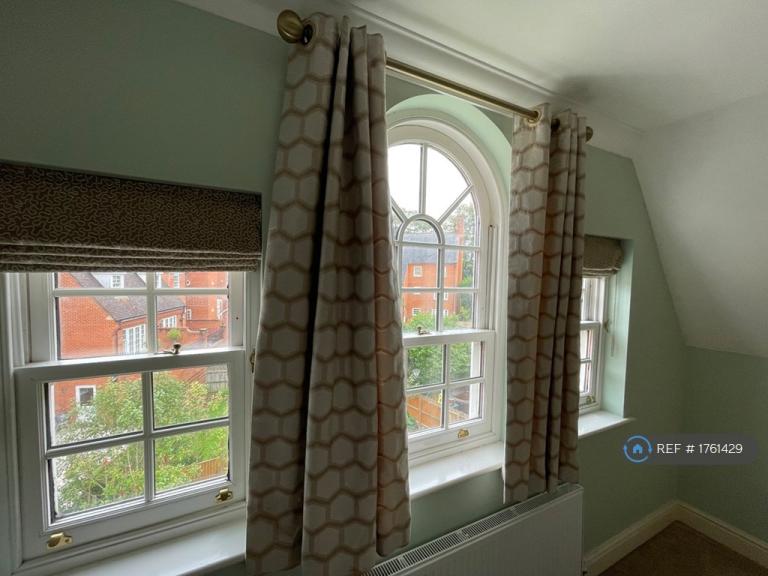 Room Rhapsody Crescent in Brentwood