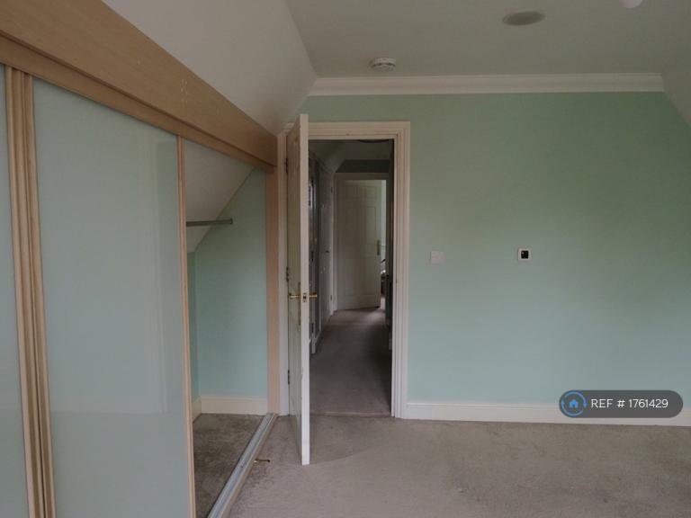 Room Rhapsody Crescent in Brentwood