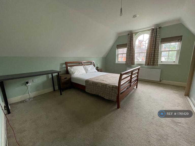 Room Rhapsody Crescent in Brentwood