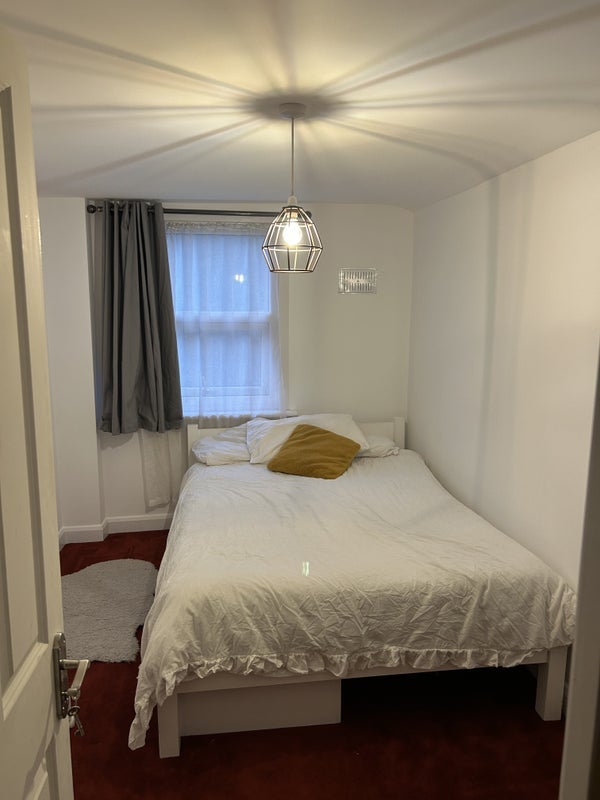 Room Selby Road in Greater London