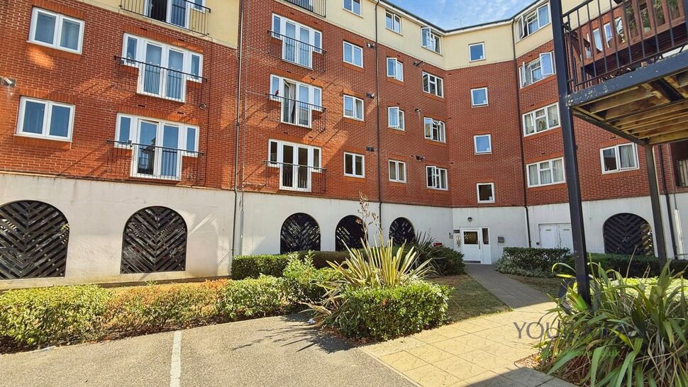 Flat Pettacre Close in Greater London
