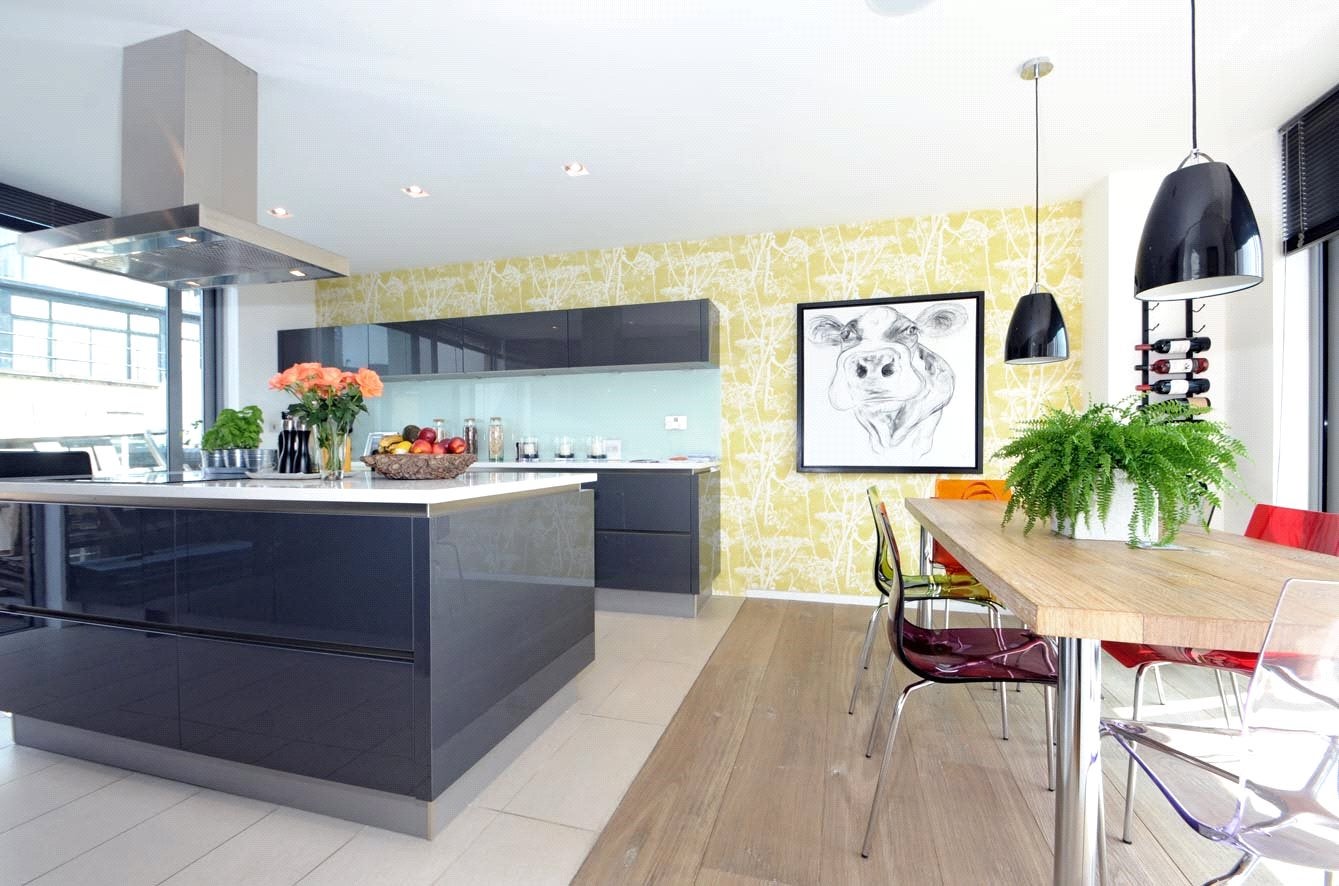 Flat Magdalen Street in Greater London